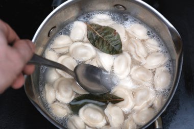 Tavada köfte kaynar