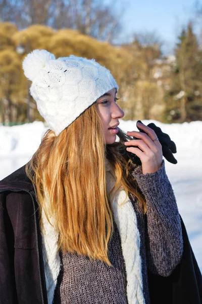 Retrato de inverno de uma jovem menina bonita — Fotografia de Stock