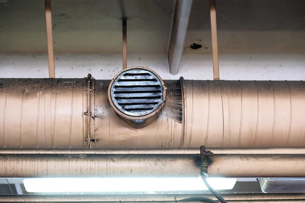 Grandi tubi di ventilazione sul soffitto — Foto Stock