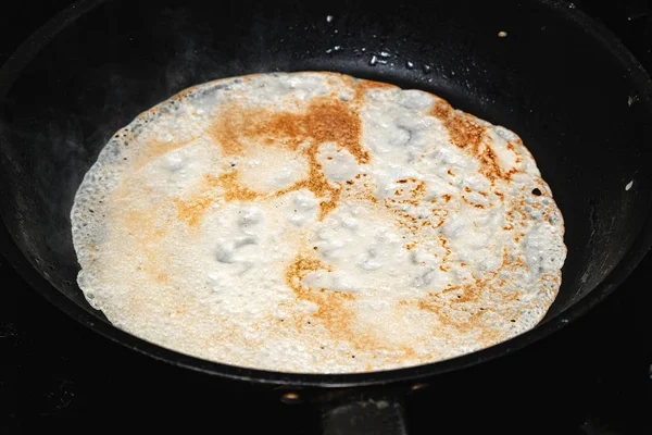 Un pancake fritto in una padella — Foto Stock