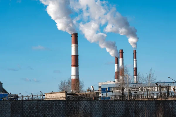 Fabrika bacalarından çıkan yoğun duman.