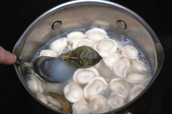 锅里煮饺子 — 图库照片