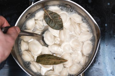 Tavada köfte kaynar