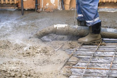 dökülen beton levha