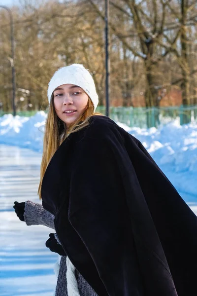 Jovem menina bonita patinação no gelo — Fotografia de Stock