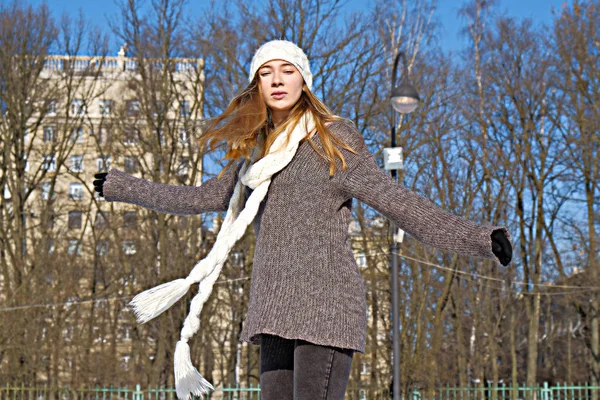 Jovem menina bonita patinação no gelo — Fotografia de Stock