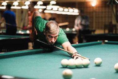 bir bilardo oyuncusu topa amaç takes