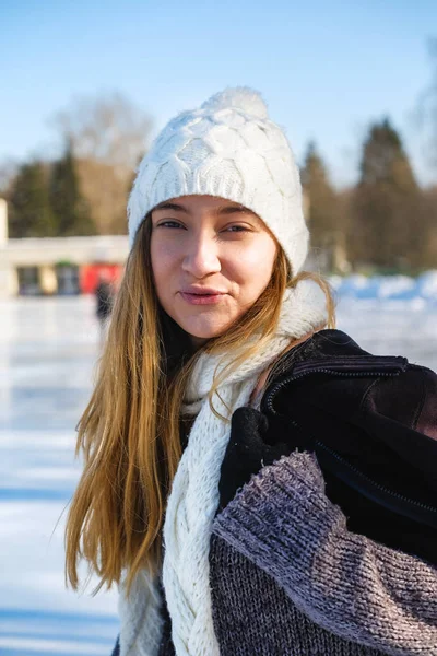 Retrato de inverno de uma jovem menina bonita — Fotografia de Stock