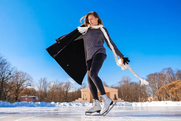 Mooi meisje schaatsen — Stockfoto