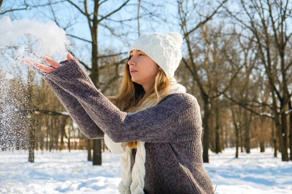 Jovem menina bonita jogar bolas de neve — Fotografia de Stock