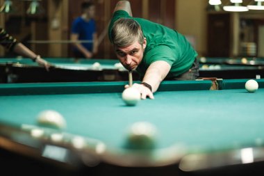 bir bilardo oyuncusu topa amaç takes