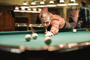 bir bilardo oyuncusu topa amaç takes