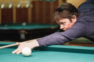 bir bilardo oyuncusu topa amaç takes