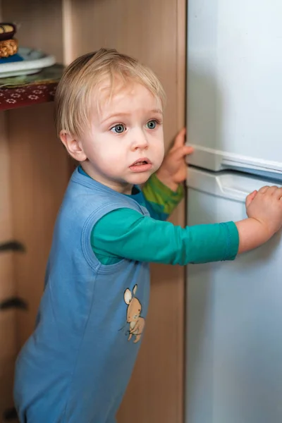 Симпатичный ребенок в холодильнике — стоковое фото