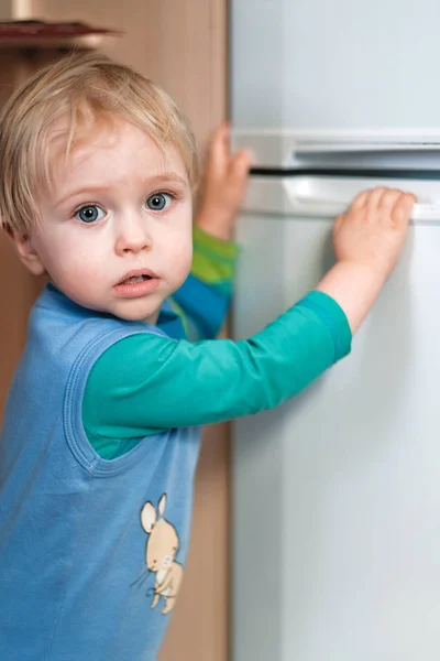Симпатичный ребенок в холодильнике — стоковое фото