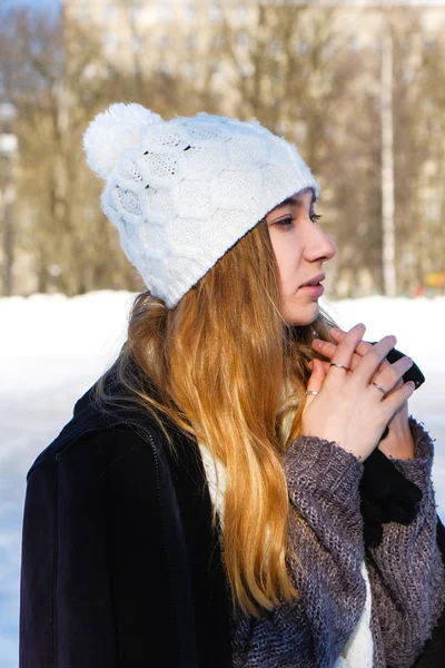 Retrato de inverno de uma jovem menina bonita — Fotografia de Stock