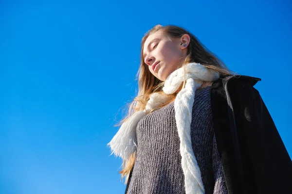 Retrato de inverno de uma jovem menina bonita — Fotografia de Stock