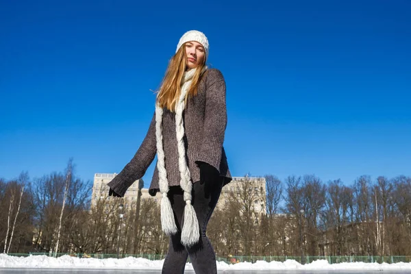 Joven hermosa chica patinaje sobre hielo —  Fotos de Stock