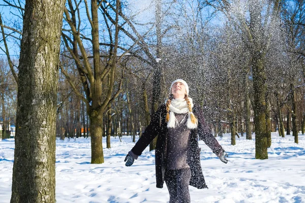 Giovane bella ragazza giocare palle di neve — Foto Stock