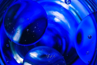 Su damlalarından gelen renkli arkaplan