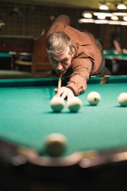 bir bilardo oyuncusu topa amaç takes