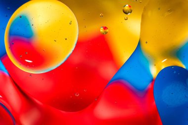 Su damlalarından gelen renkli arkaplan