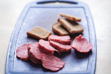 kesme tahtası üzerinde sosisli ekmek