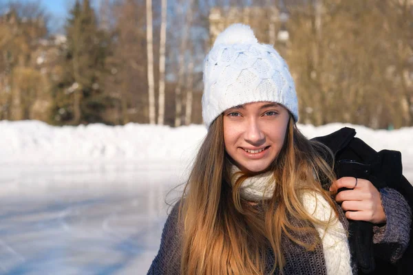 Retrato de inverno de uma jovem menina bonita — Fotografia de Stock