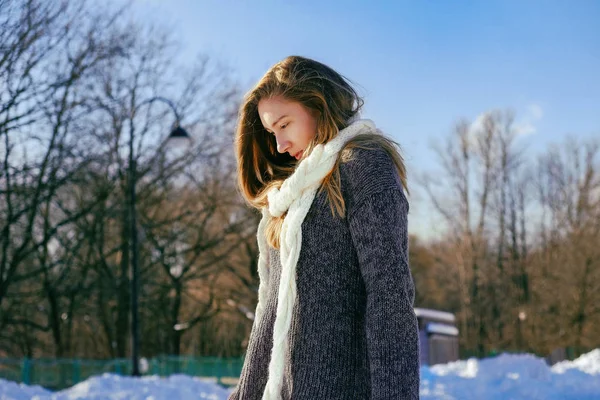 Güzel bir genç kız kış portresi — Stok fotoğraf
