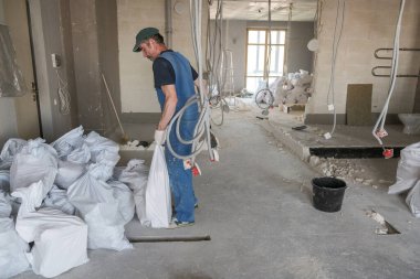 işçi yıkılan duvardan enkaz kaldırır