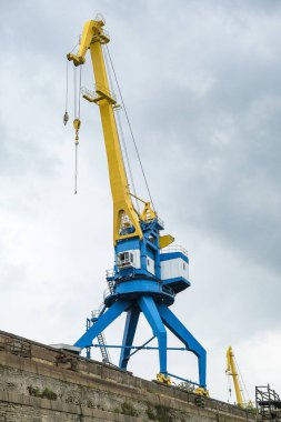 Limanda bulutlara karşı çalışan Gantry vinci.