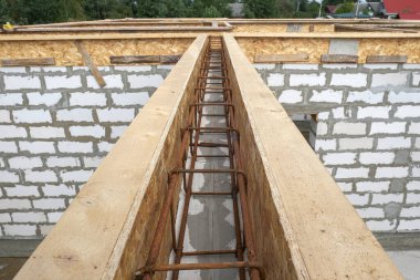 İnşaat alanındaki resme beton dökülüyor.