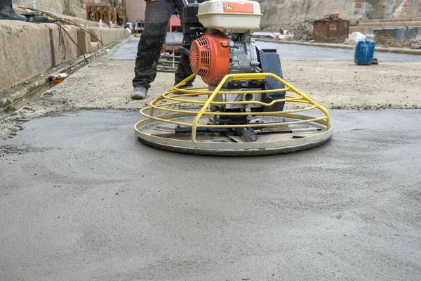 Robotnicy grind beton na budowie — Zdjęcie stockowe