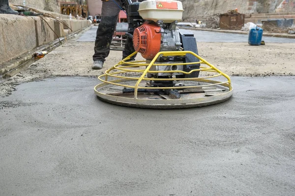 işçiler şantiyede beton zemin eziyet