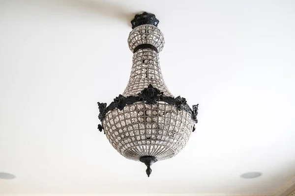 Bellissimo lampadario di cristallo in una casa moderna — Foto Stock