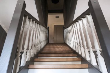 Modern bir evde güzel ahşap bir merdiven.