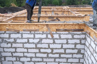 İnşaat alanındaki resme beton dökülüyor.