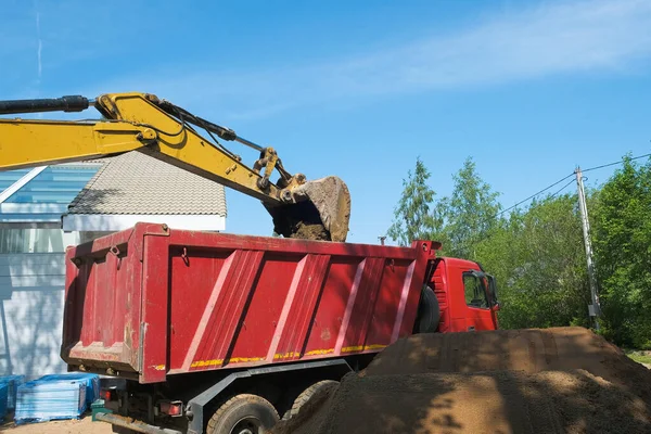 Excavatrice creuse sol argileux sur le chantier de construction — Photo