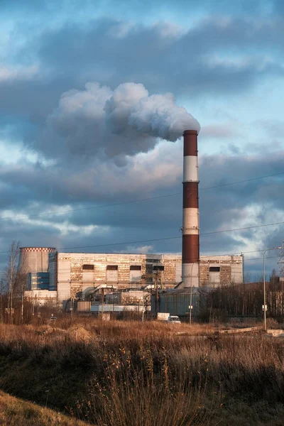 Dikke rookkanalen van fabrieksschoorstenen — Stockfoto