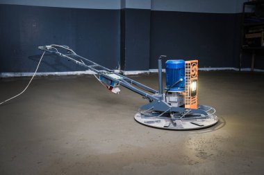 İnşaatçılar inşaat alanına beton döktü