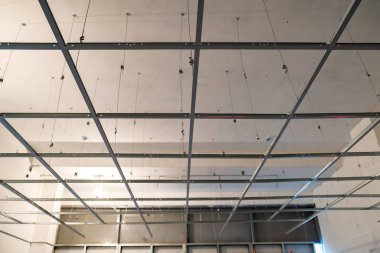 İnşaat sahasına asılmış tavan kurulumu