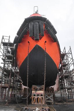 Rıhtımda tamir için gemi var.