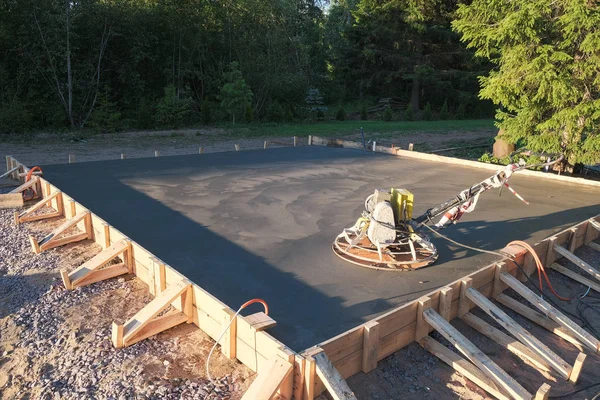 İnşaat alanındaki resme beton dökülüyor.