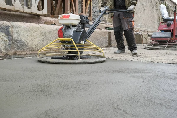 işçiler şantiyede beton zemin eziyet