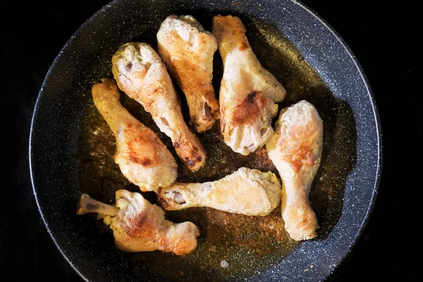 프라이팬에 튀긴 황금색 닭 다리 — 스톡 사진