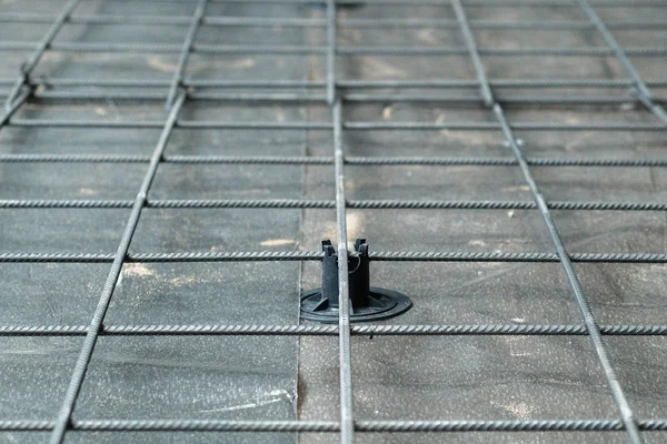 Сітка для армування бетонної плити в гаражі — стокове фото