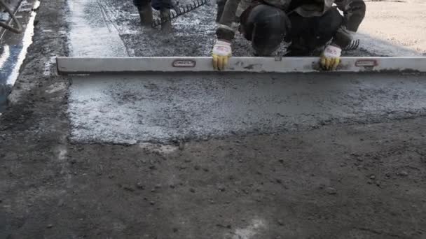 Будівельники залили бетон на будівельному майданчику — стокове відео