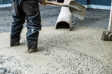 İnşaatçılar inşaat alanına beton döktü