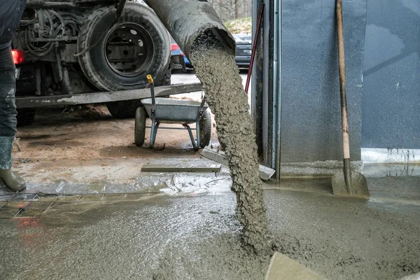 Byggare hällde betong på byggarbetsplatsen — Stockfoto