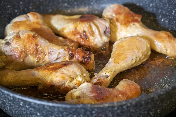프라이팬에 튀긴 황금색 닭 다리 — 스톡 사진